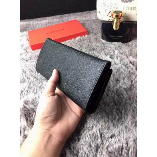 Ferragamo wallet in black color with gold Gancio buckle-SFW-K2367